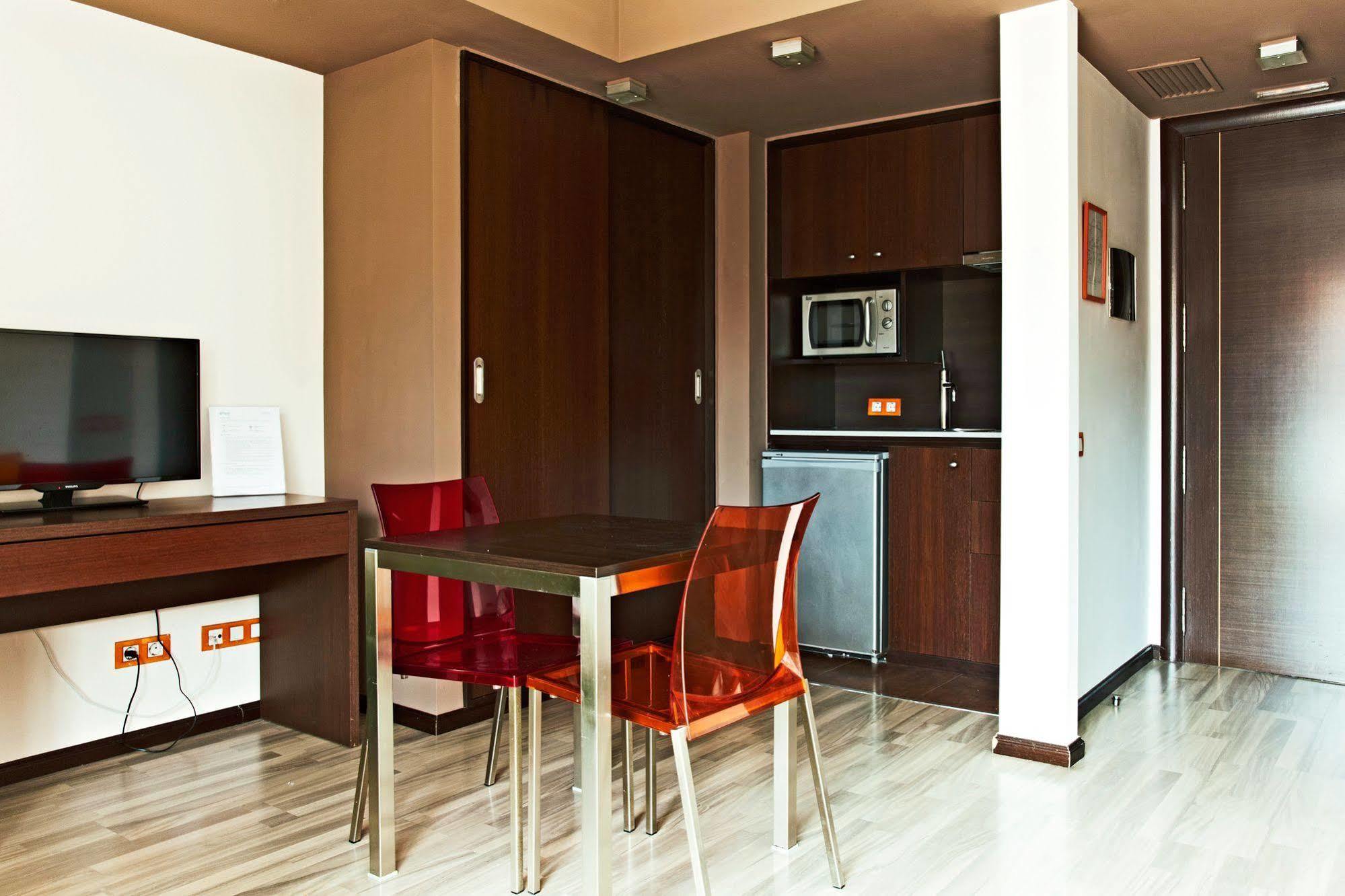 Ginosi Basics Centric Apartel Apartment กาสเตย์เดเฟลส์ ภายนอก รูปภาพ