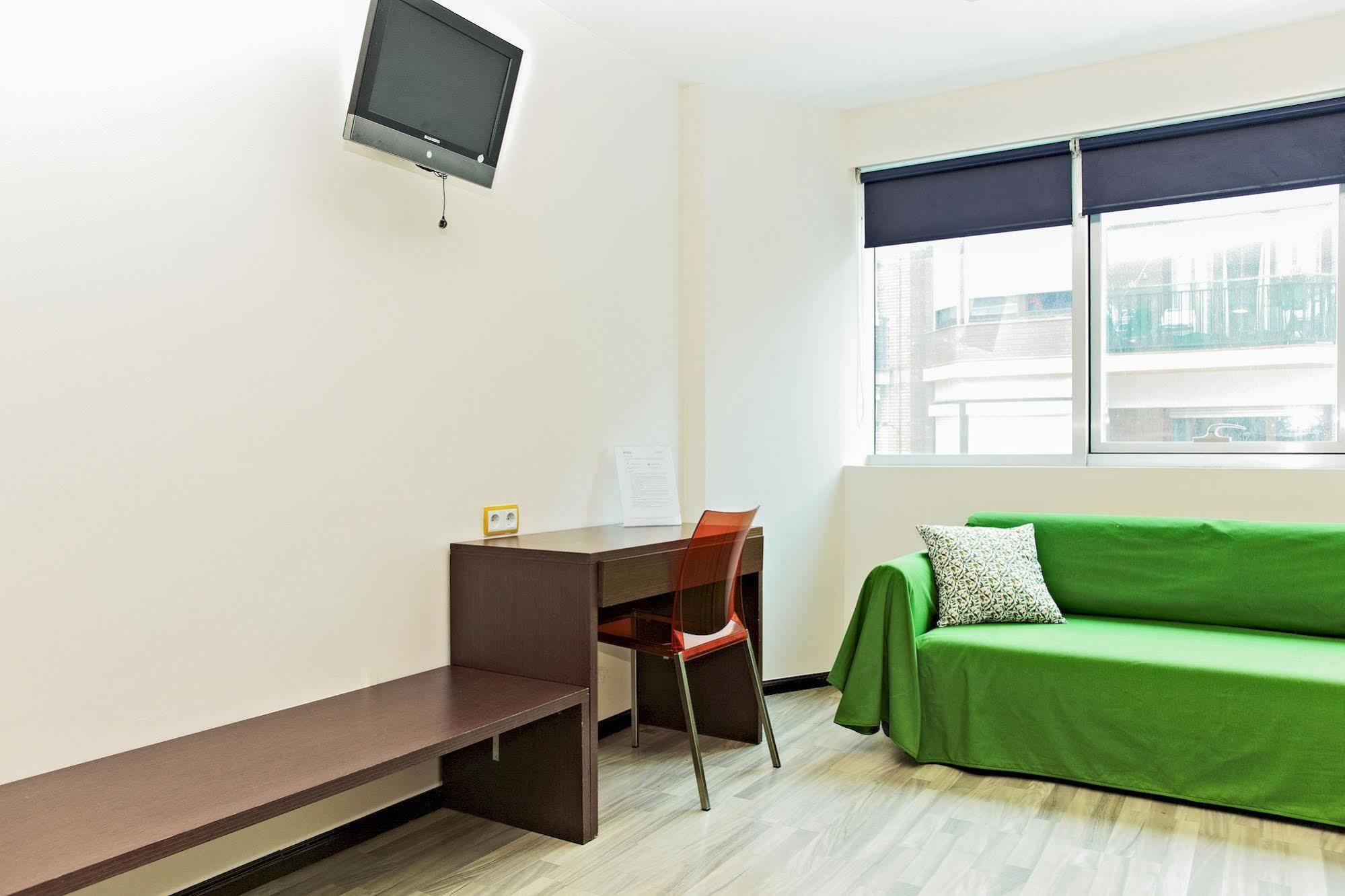 Ginosi Basics Centric Apartel กาสเตย์เดเฟลส์ ภายนอก รูปภาพ